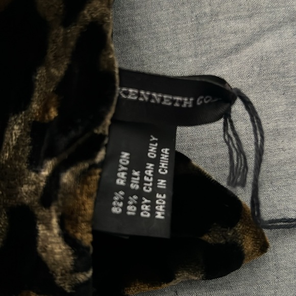NBW Kenneth Cole Velour tiger print scarf - Picture 3 of 5